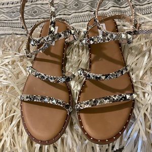 Steve Madden Flat Travel sandal.